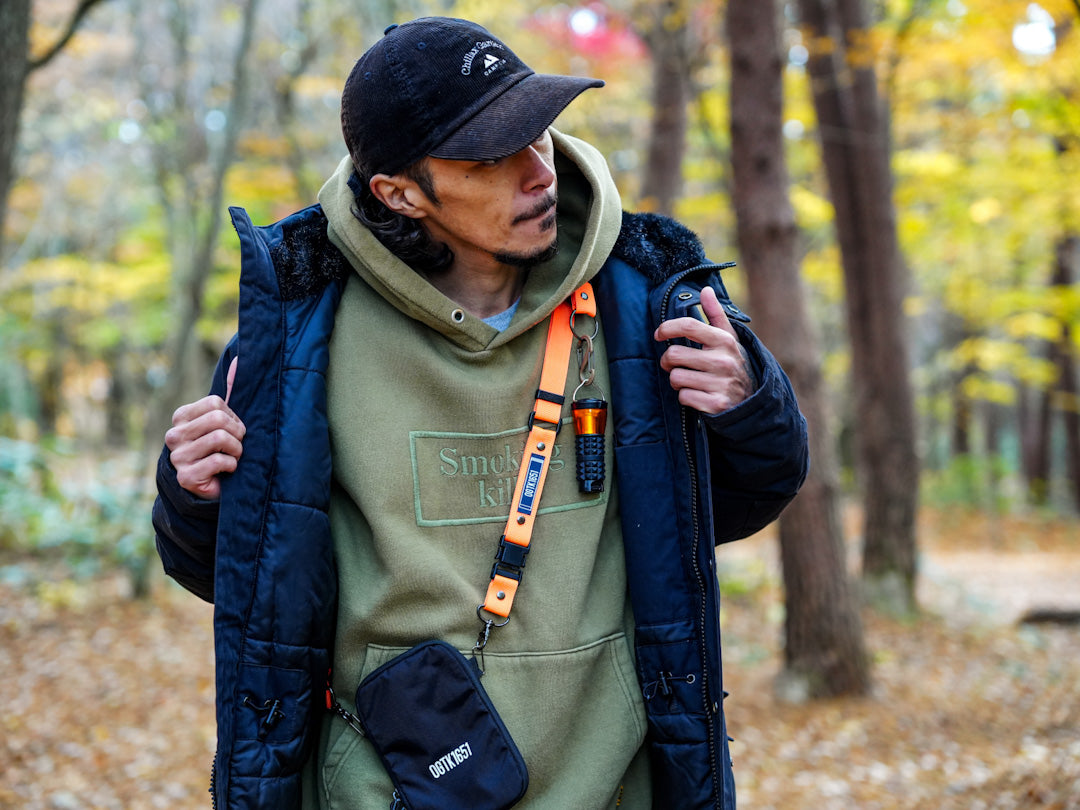 OGTK1651アウトドアスマホショルダーストラップ2SB男性モデル着用