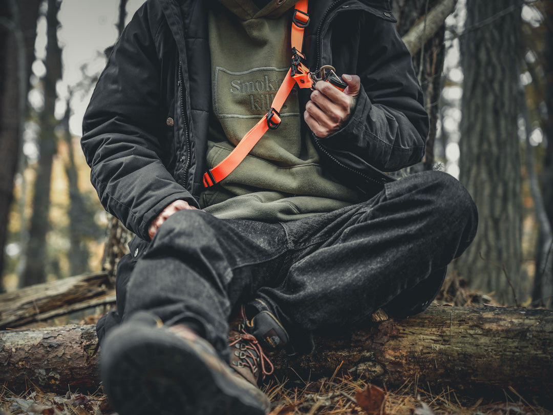 OGTK1651アウトドアスマホショルダーストラップ2SB男性モデル着用