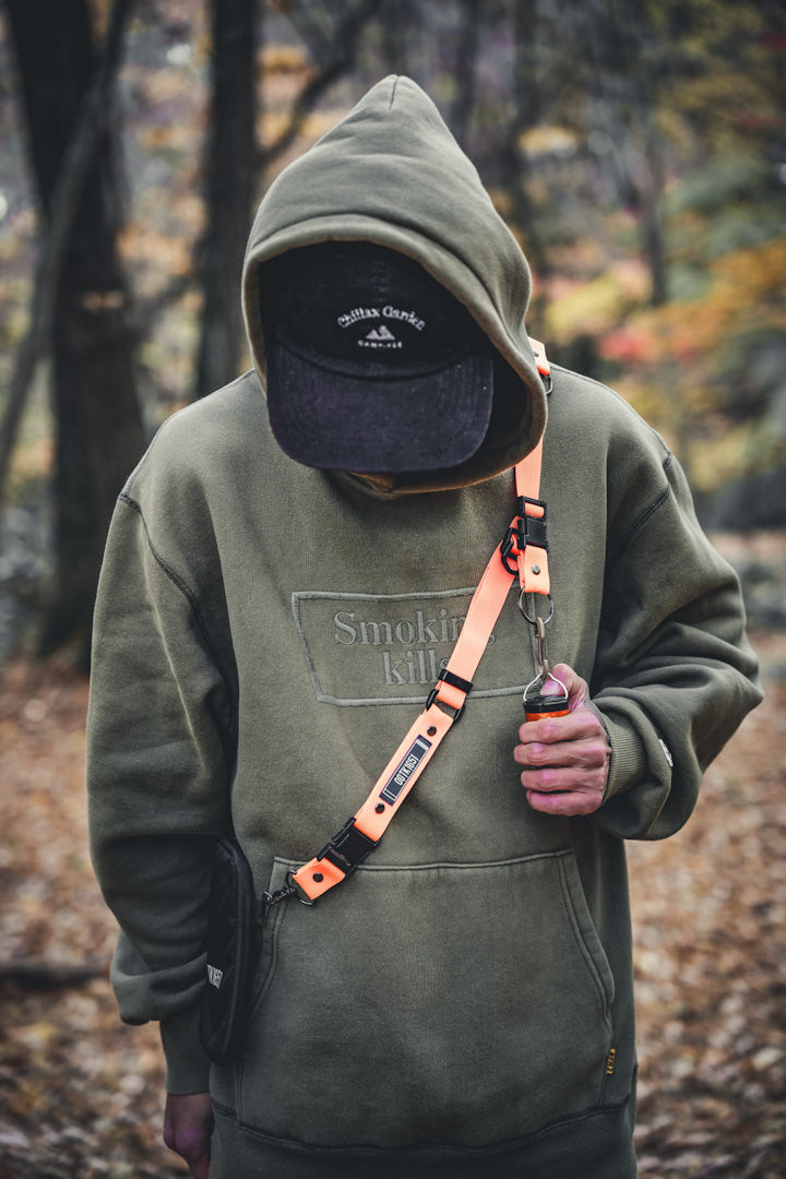 OGTK1651アウトドアスマホショルダーストラップ2SB男性モデル着用