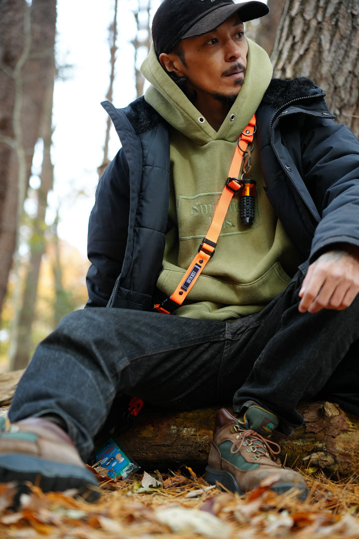 OGTK1651アウトドアスマホショルダーストラップ2SB男性モデル着用